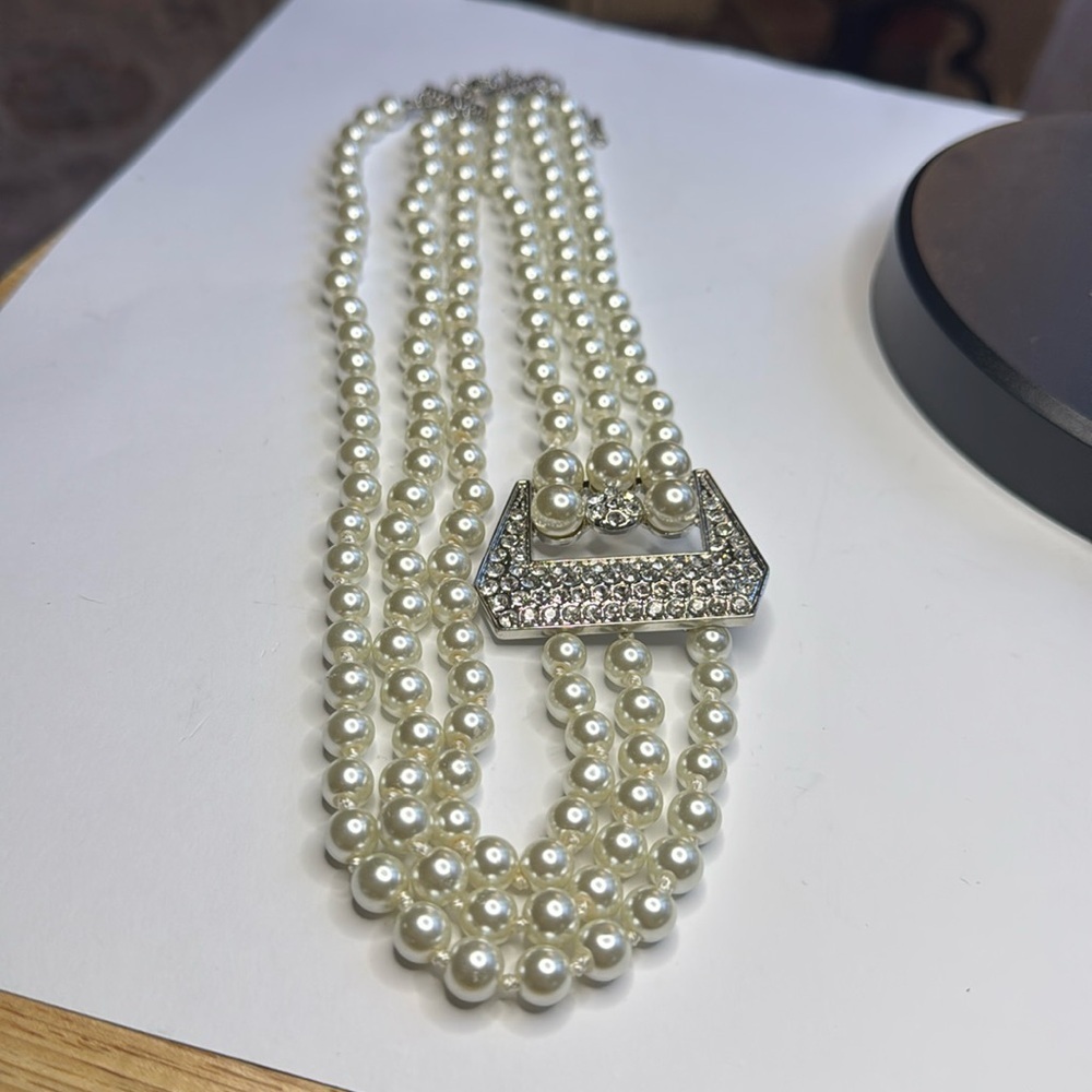 Elegant Pearl Necklace with Silver Accents